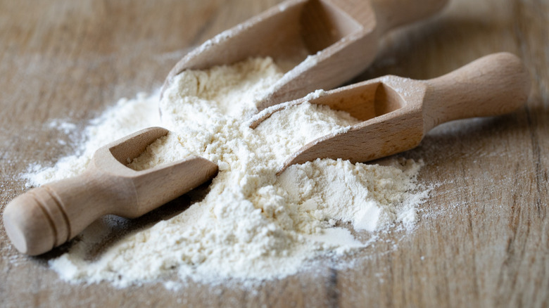 pizza flour in three wooden scoops