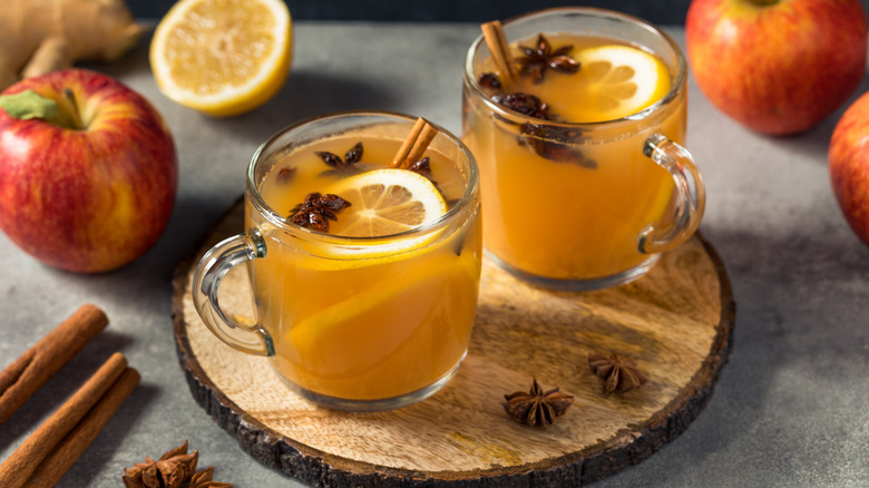 Glass mugs of mulled apple cider