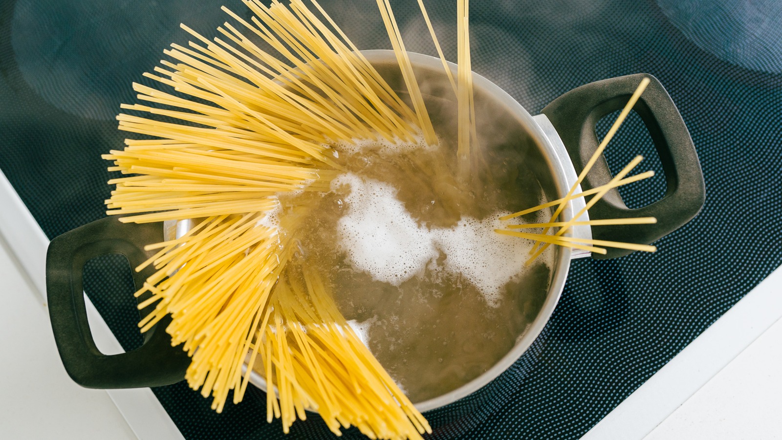 https://www.tastingtable.com/img/gallery/the-essential-timing-tip-to-remember-when-cooking-pasta/l-intro-1675730084.jpg