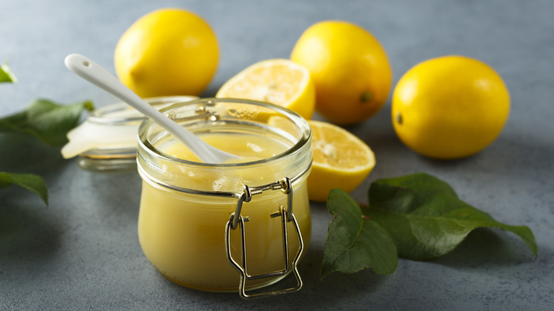 Jar of lemon curd with lemons