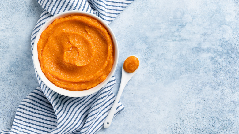 Pureed pumpkin in a bowl