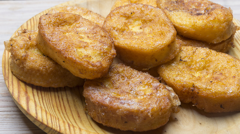 Spanish torrijas on wooden plate