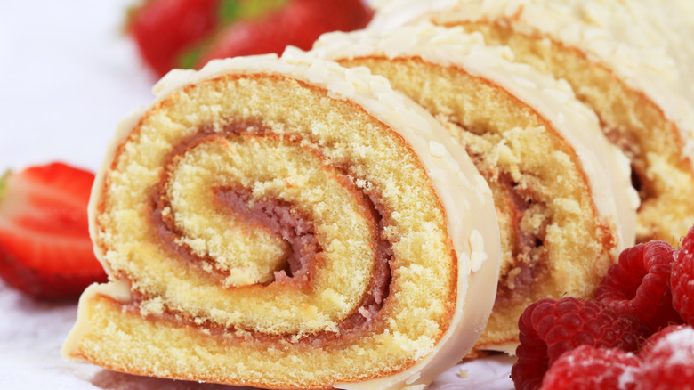 jelly roll with berries