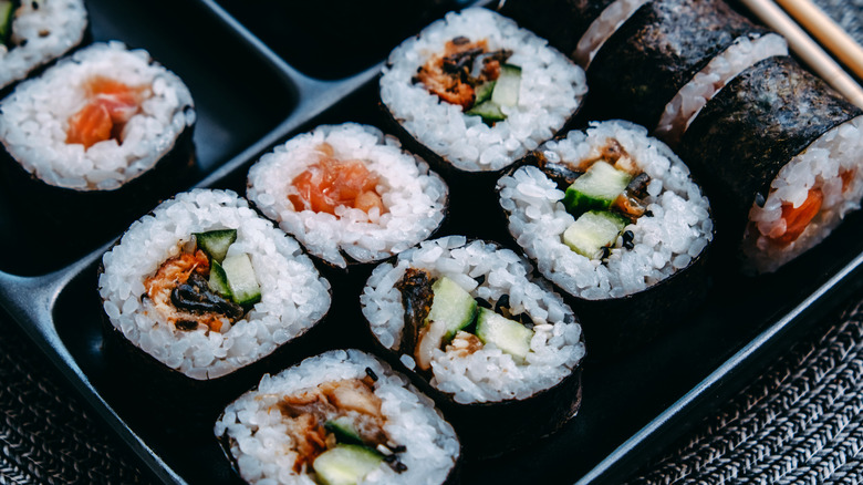 maki rolls in tray