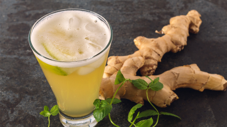 Ginger beer and fresh ginger 