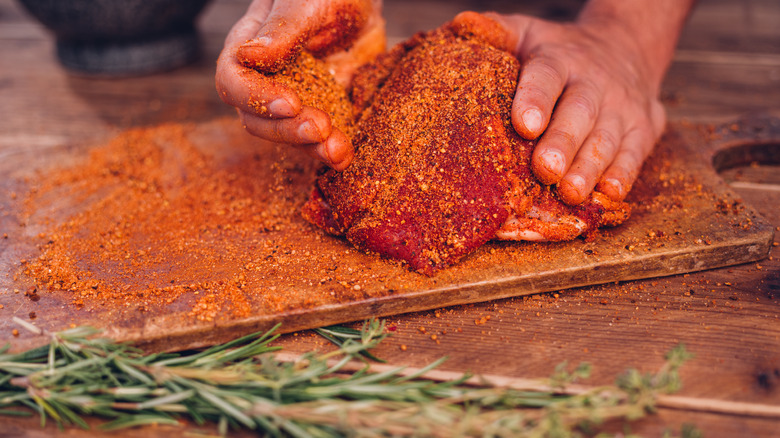 hands applying dry rub