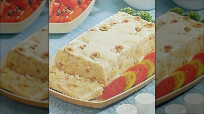 Retro macaroni loaf with olives and tomato slices