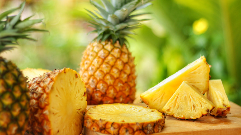 Pineapples whole and sliced 