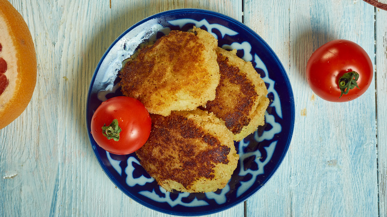 maakouda on plate