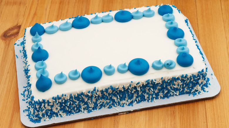 Sheet cake with decoration