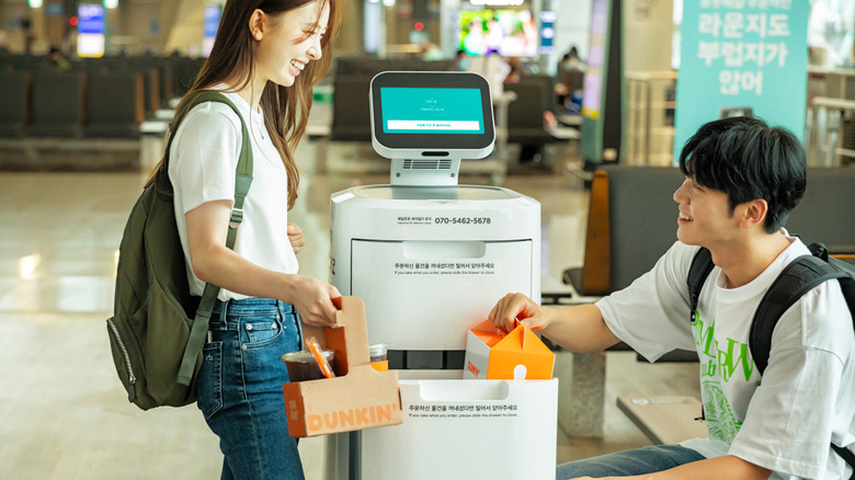 People get food from a robot