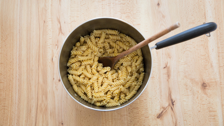 cooked fusilli pasta in pot