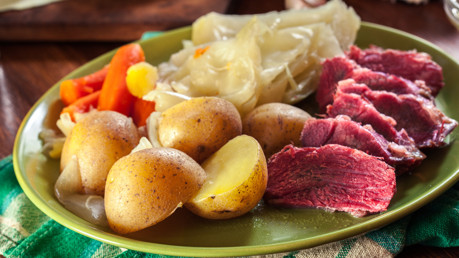 Boiled dinner. День говяжьей солонины с капустой. Кукурузная говядина. Corned Beef with Cabbage and Potatoes.