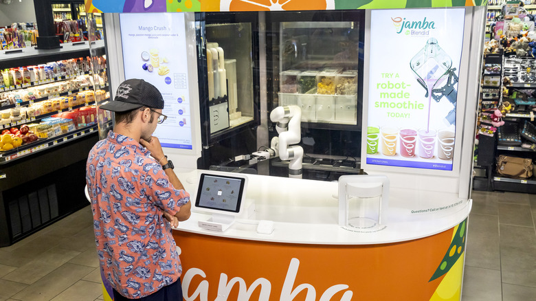 robotic smoothie kiosk in California