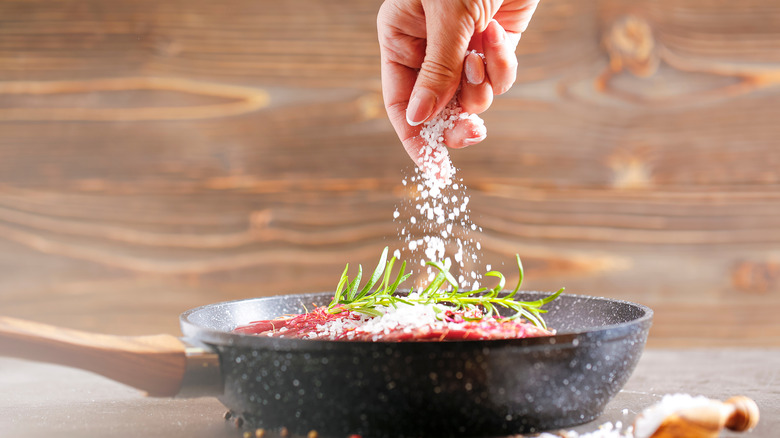 Adding salt to steak