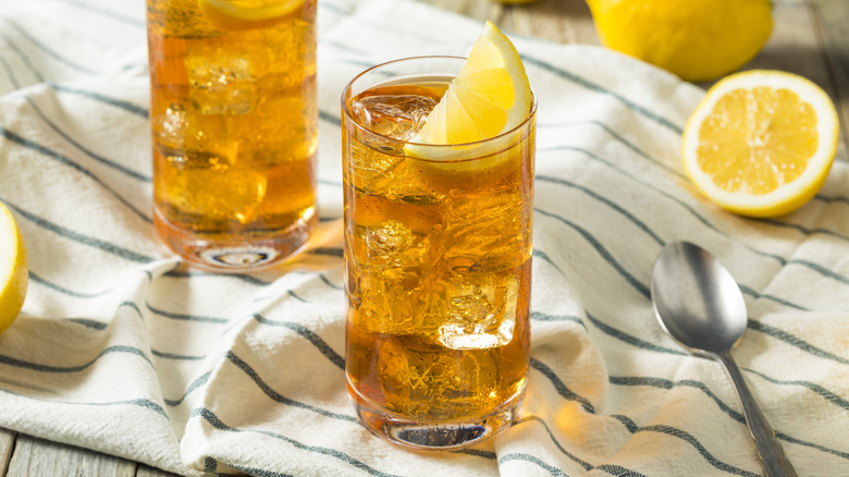 glasses of sweet iced tea with lemon wedges