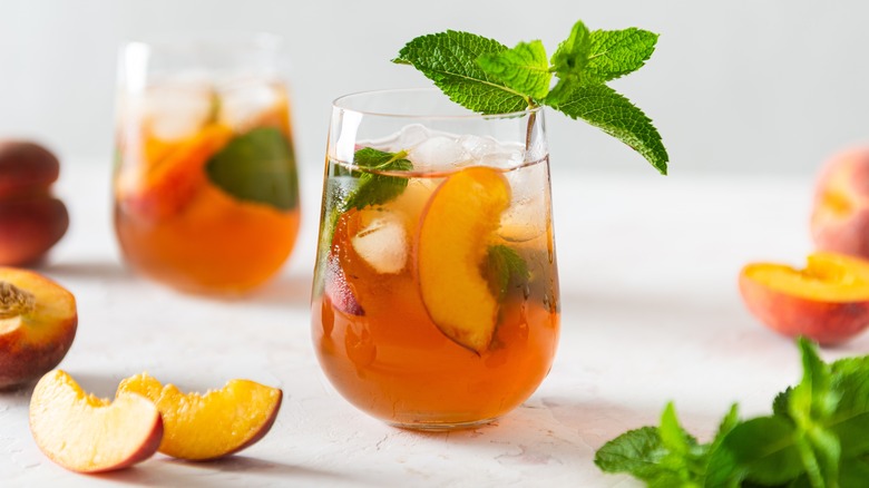 peach-infused ice tea with mint