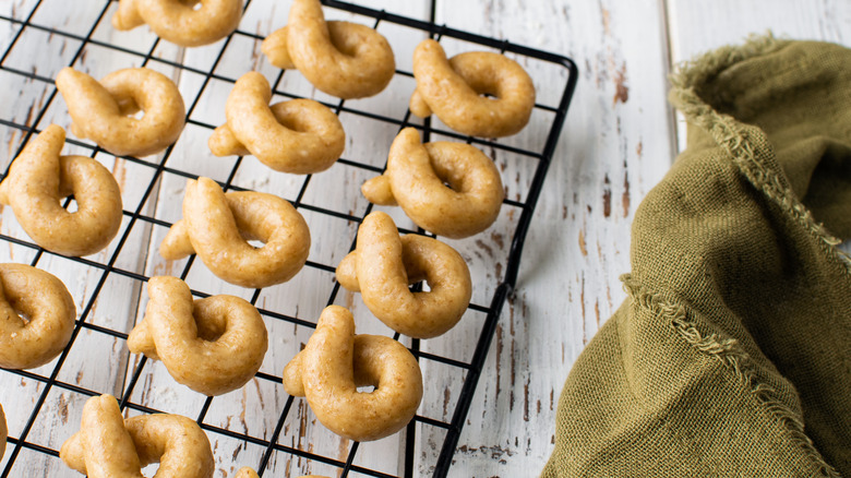 Making taralli on cooking rack 