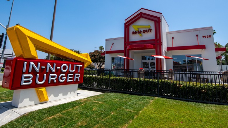 Exterior of in-n-out burger chain