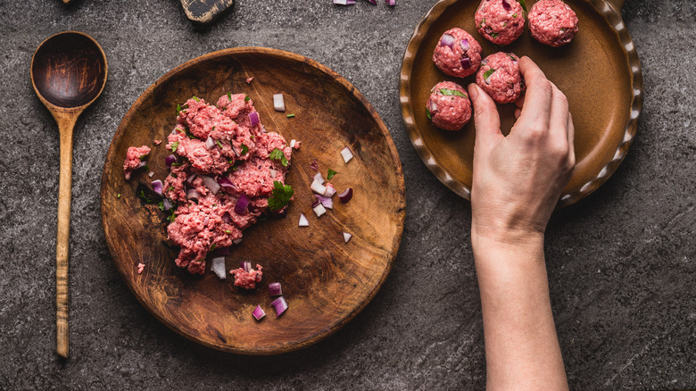 Forming meatballs from mixture