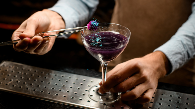 bartender using pearl powder in drink