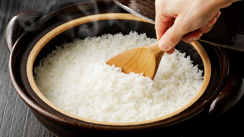 pot of cooked white rice