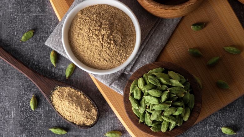 Ground and whole green cardamom