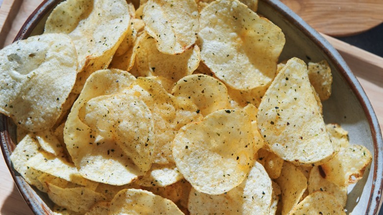 Overview of seasoned potato chips in a bowl