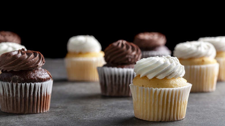 Vanilla and chocolate cupcakes