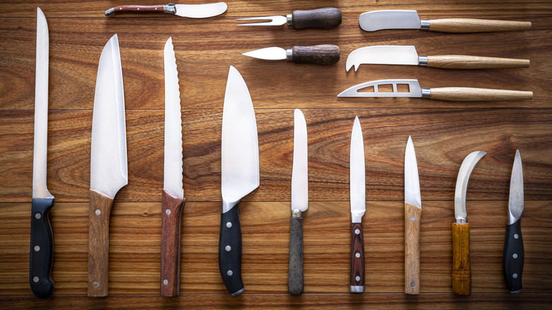 Different knife types on table 