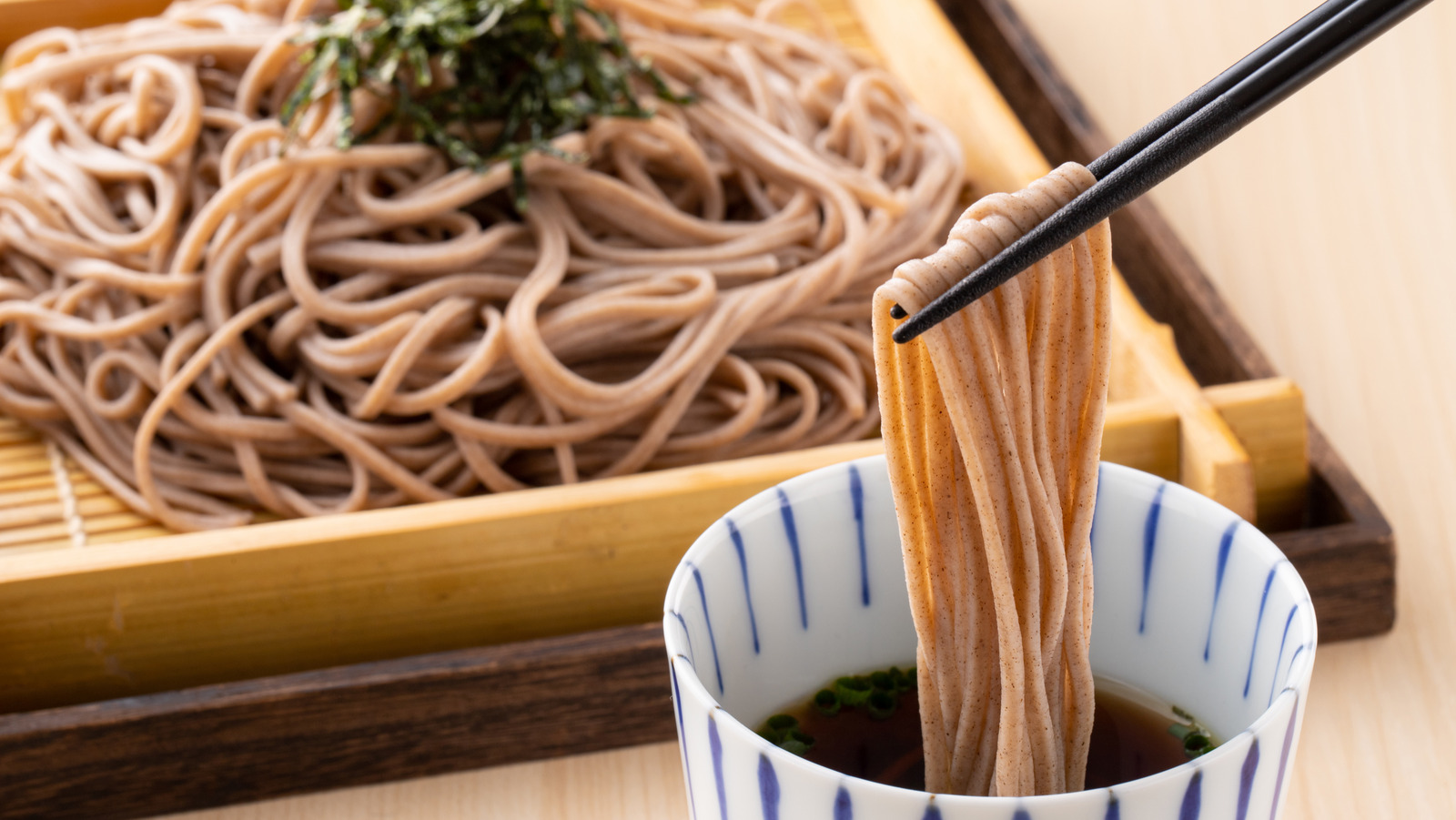 the-japanese-nye-tradition-of-eating-soba-noodles-at-midnight