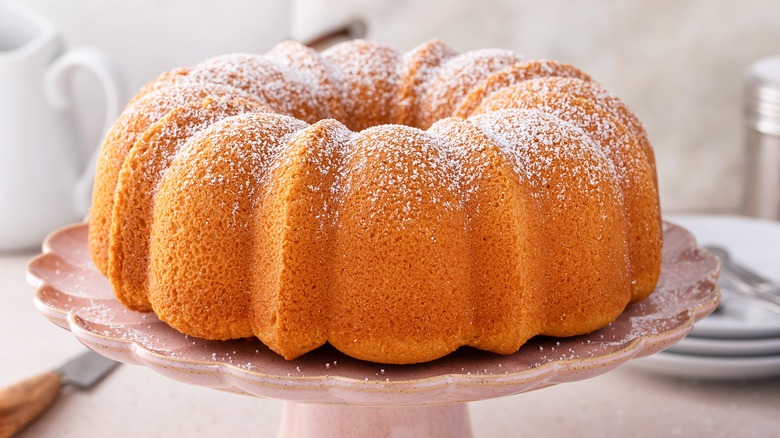 Kentucky butter cake decorated with sugar