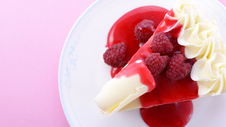 cheesecake with raspberry coulis