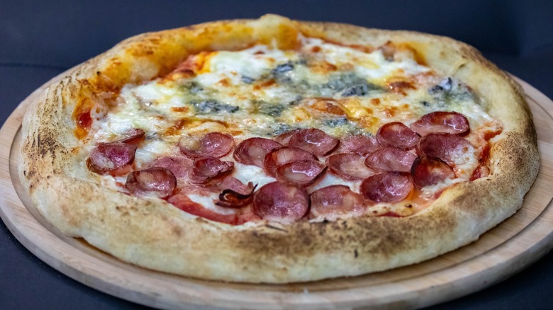 Brazilian pizza on wooden tray