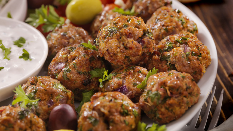 Mediterranean lamb meatballs with sauce