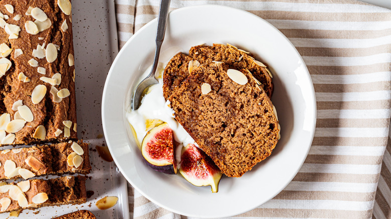 Fig bread with figs and yogurt