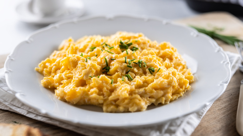 Scrambled eggs on a plate