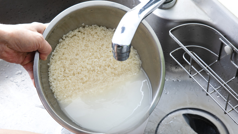 rinsing rice