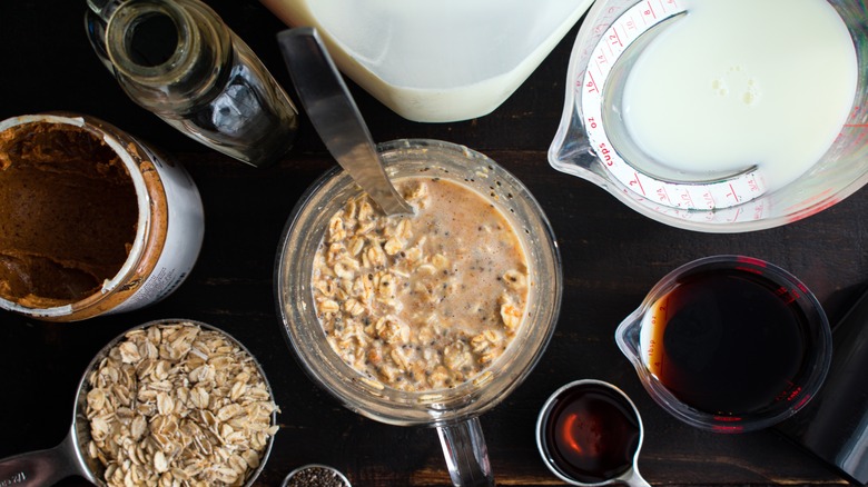 Making overnight oats in glass jar.