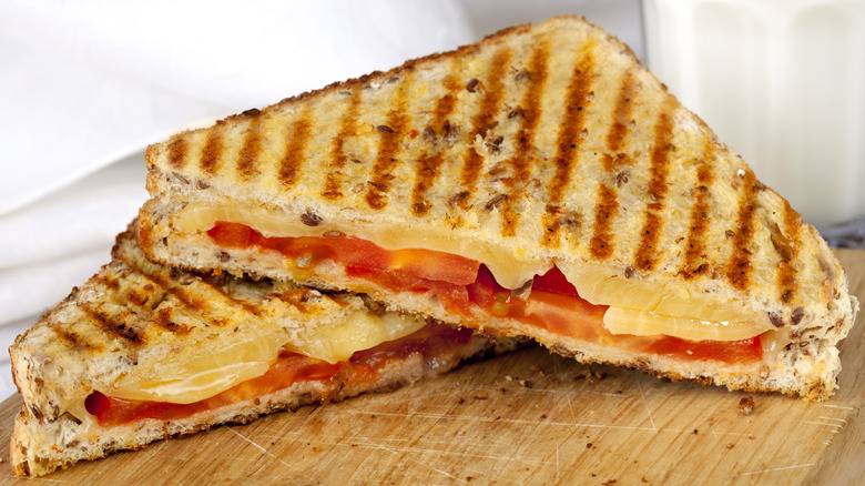 grilled cheese sandwich with tomatoes