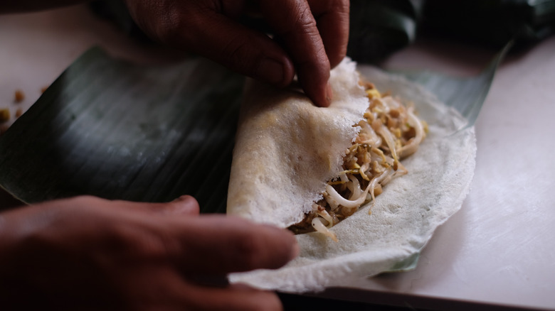 hands rolling a lumpia 