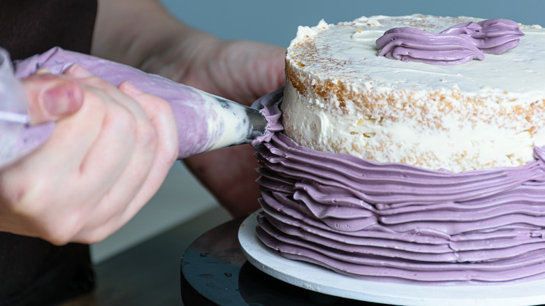 Icing a cake on turntable