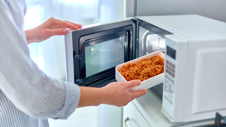 https://www.tastingtable.com/img/gallery/the-microwave-tip-that-wont-leave-your-food-with-a-cold-middle/intro-1679693426.jpg