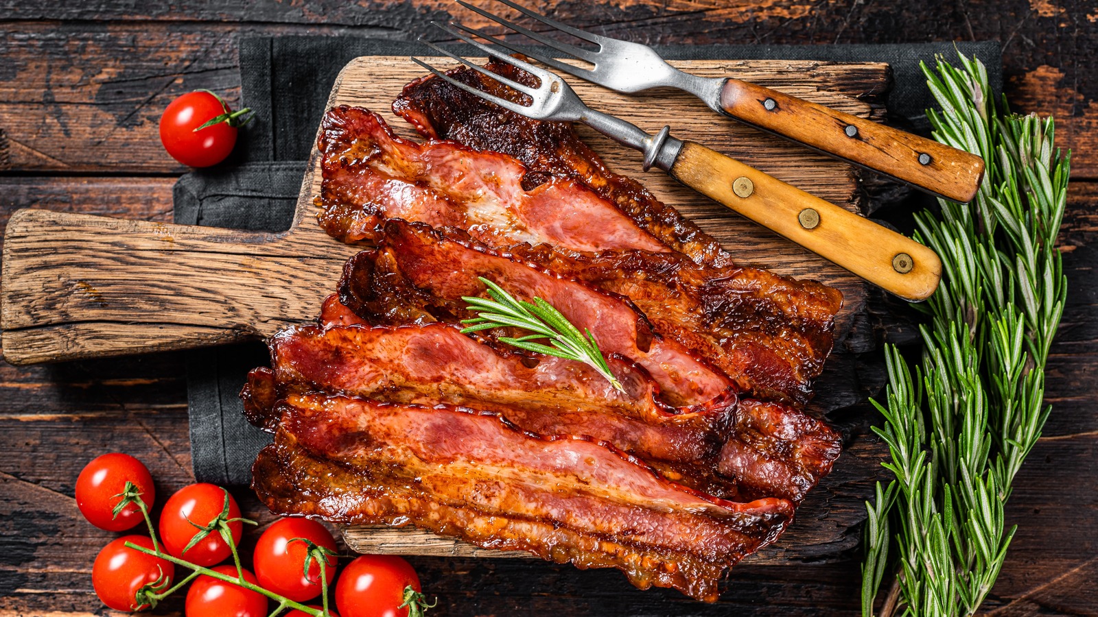 https://www.tastingtable.com/img/gallery/the-mistake-youre-making-when-cooking-bacon-in-the-oven/l-intro-1663191852.jpg