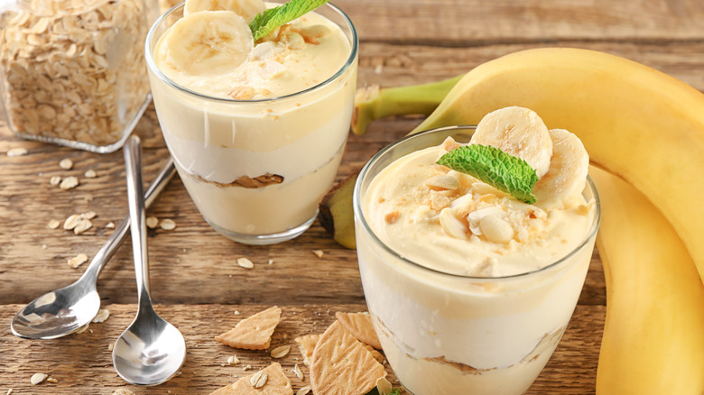 glasses of banana pudding with garnish