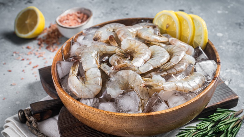 Peeled shrimp in bowl with lemon