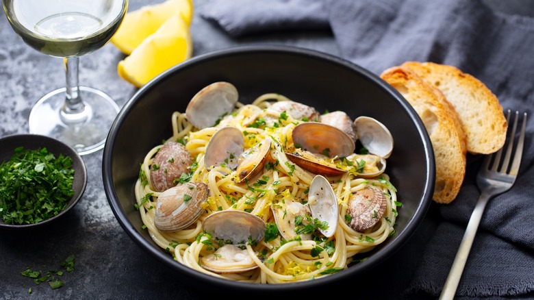 Spaghetti with clams and white wine sauce
