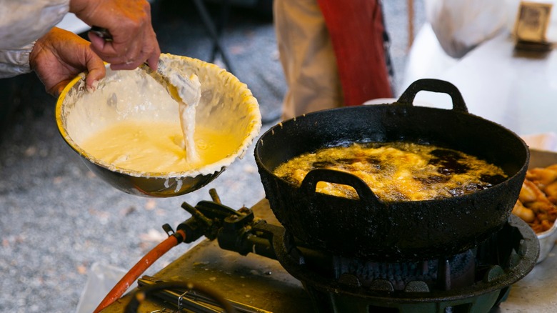 Shrimp tempura fried in pot.