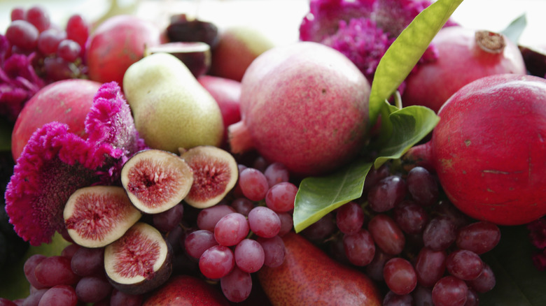 Pears, pomegranates, grapes, and figs in a pile