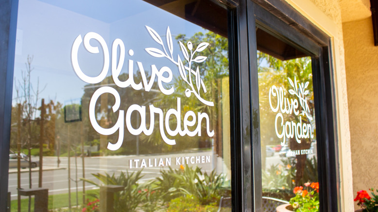Exterior view of an Olive Garden restaurant window